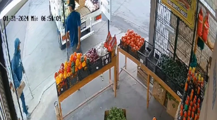 Finge discapacidad muleta para robar camioneta frutería Culiacán, Sinaloa
