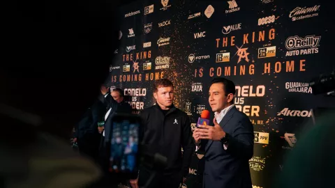 canelo niega a peso pluma para el himno nacional