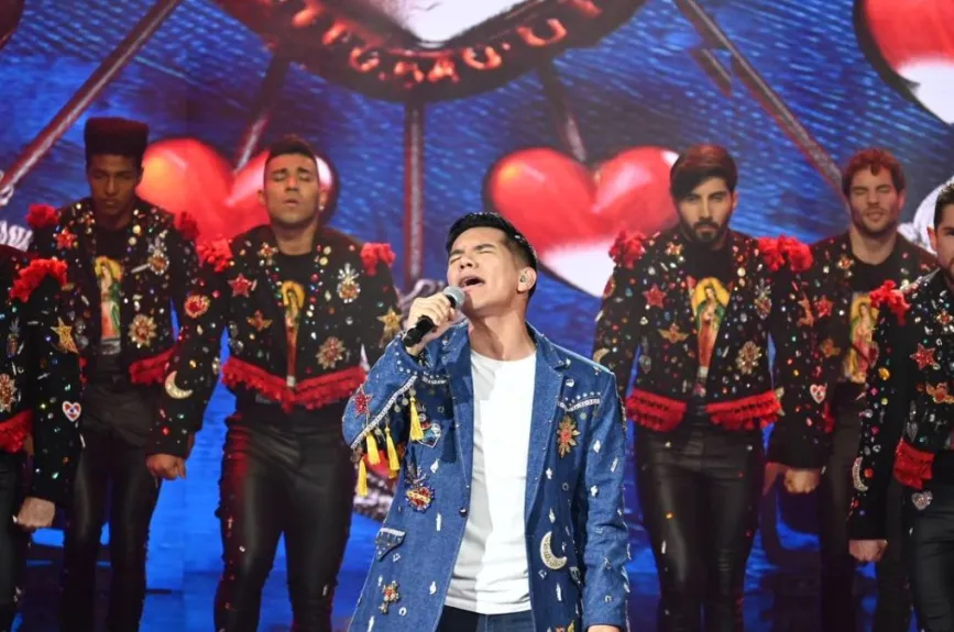 La tercera presentación del Noveno Concierto de La Academia 2024 fue marcada por la emotiva interpretación de Brandon con "¿Por qué me haces llorar?”. Esta actuación destacó como una de las mejores noches del académico en el programa. Su respeto por la canción y la intensidad de su interpretación lograron capturar la atención del público, consolidando su presencia en la competencia.