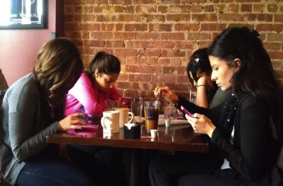 La adicción a dispositivos móviles impide que los jóvenes socialicen adecuadamente entre sus similares, de acuerdo con especialistas