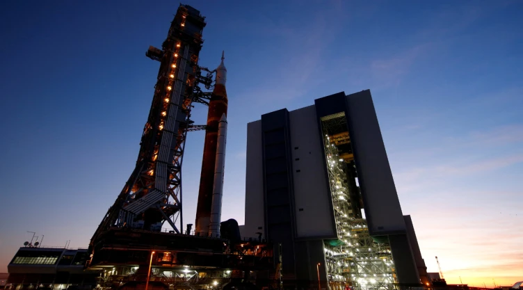 El cohete lunar de próxima generación de la NASA, el Sistema de Lanzamiento Espacial (SLS), con la cápsula tripulada Orión, regresa desde su plataforma de lanzamiento al Edificio de Ensamblaje de Vehículos para reparaciones antes del lanzamiento de la misión Artemis II en el Centro Espacial Kennedy en Cabo Cañaveral, Florida, EE. UU., el 25 de febrero de 2026. El lanzamiento está programado para no antes del 1 de abril de 2026.