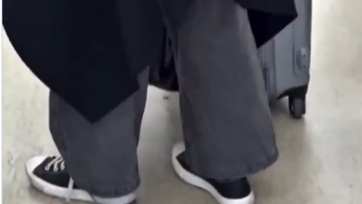 Video: Mujer graba a un hombre con maleta que goteaba un líquido misterioso