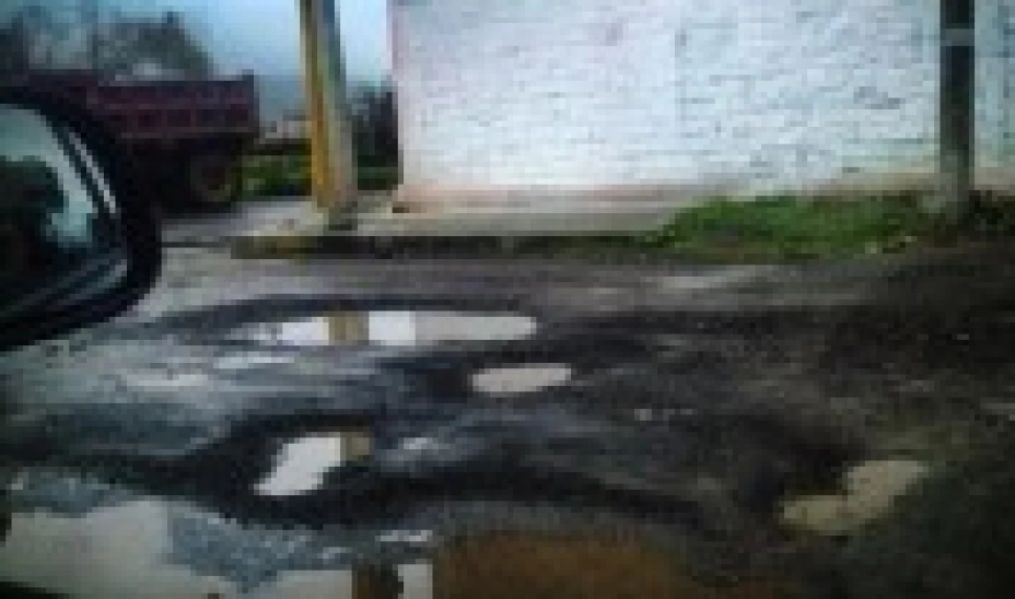 El acumulamiento de agua contaminada es un factor de riesgo para la propagación de la enfermedad (Foto: @CONNYOCAD12). - See more at: http://www.vertigopolitico.com/articulo/23452/Suman-77-contagios-por-brote-de-clera-en-Hidalgo#sthash.d7PmdSqg.dpuf