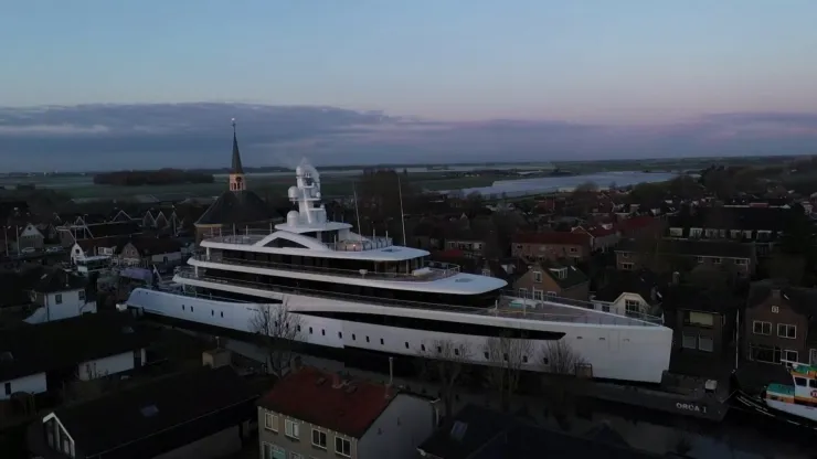 Superyate surca los canales de Holanda