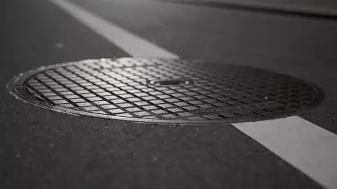 Mujer se salva tras la explosión de una coladera