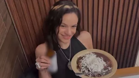 Rosalía disfruta de la gastronomía mexicana y come antojitos mexicanos con Latin Mafia en CDMX