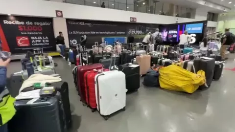 Decenas de maletas por los vuelos demorados en el AICM.