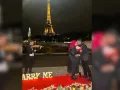 Frente a la Torre Eiffel, en medio de la noche, con música romántica y una decoración hermosa, Herly le dio el sí a su pareja.