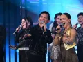 Observamos cómo cada uno de los académicos se desenvolvió al interpretar en conjunto “Mala fama” y “Robarte un beso”, dando así inicio al bloque musical del Sexto Concierto de La Academia 2024.