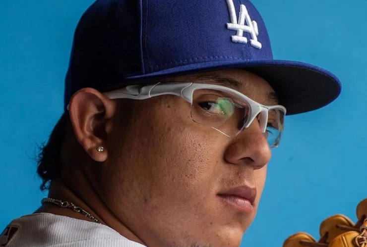 Julio Urías arrestado por violencia doméstica