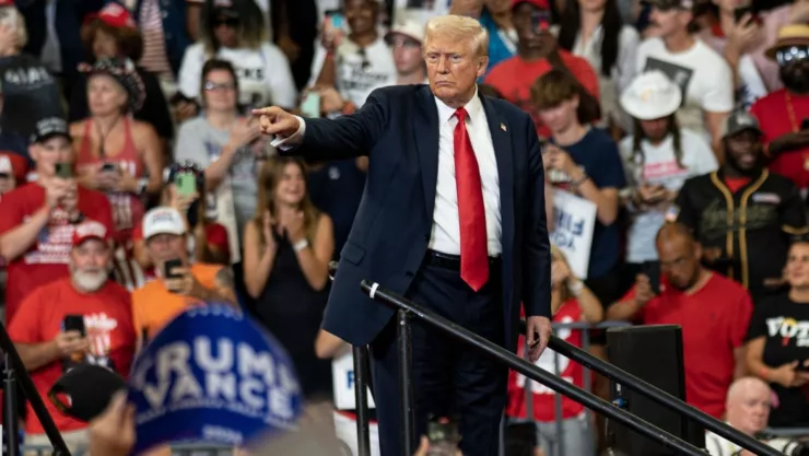 El expresidente Donald Trump habla en un acto de campaña.