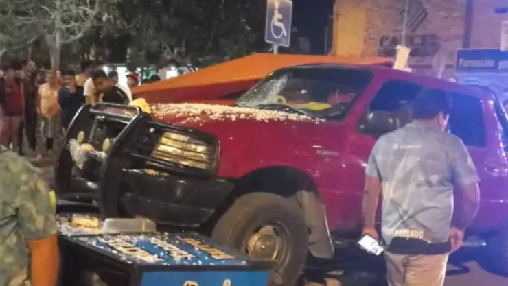 Camioneta se impacta contra puestos de comida en Caucel (FOTOS)