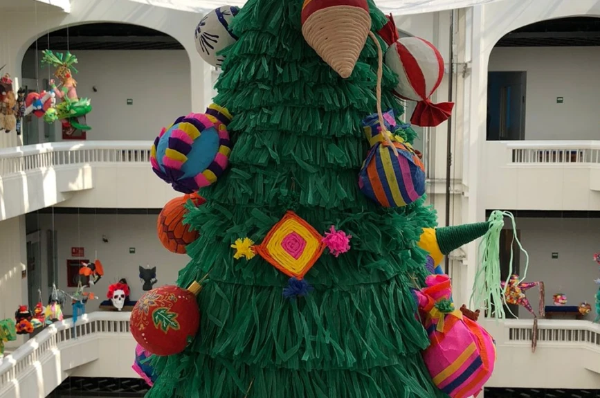 La Navidad en el Museo de Arte Popular está hecha de papel.