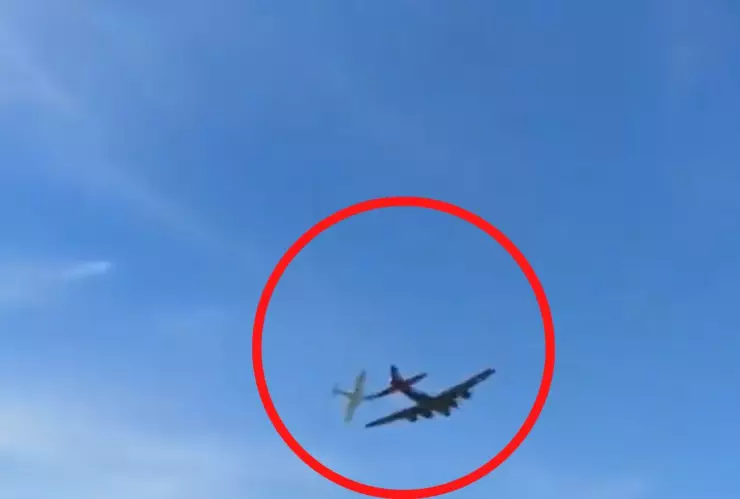 VIDEO Dos aviones chocan en el aire durante exhibición en Dallas