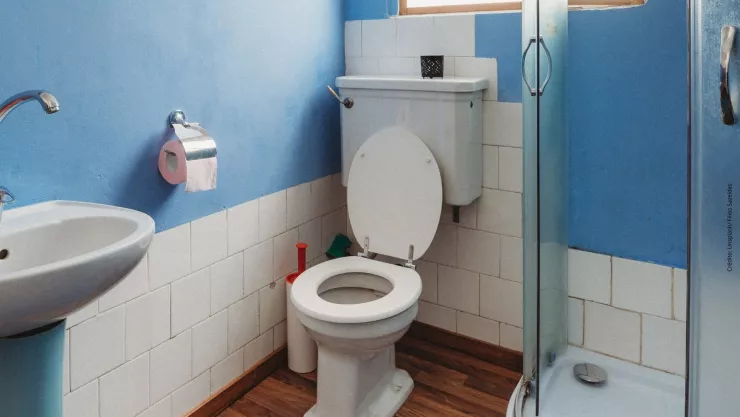 VIDEO: Se lleva gran sorpresa tras ver un baño convertirse en antro.