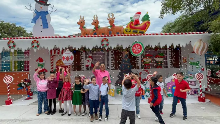 Maestra de primaria Ford 31 Lázaro Cárdenas en Mazatlán decora el salón para Navidad