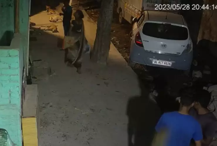VIDEO Una menor es asesinada en la calle en Delhi, India