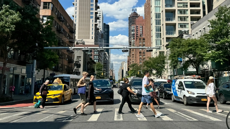 Personas cruzan una calle en Nueva York
