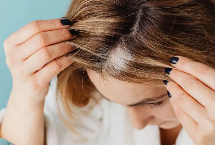 Tinte natural para cubrir las canas con hueso de aguacate