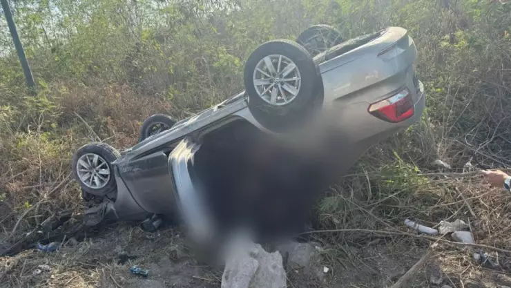 AL MOMENTO_ Abuelito sufre FUERTE ACCIDENTE en la Mérida-Progreso; auto termina volcado
