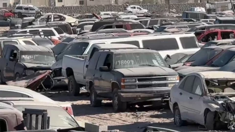 En Ciudad Juárez, familia encuentra un cuerpo en su auto robado tras localizarlo en el corralón municipal.