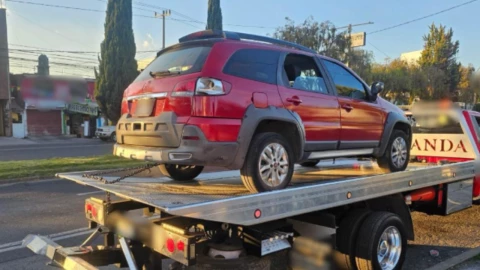 camioneta roja en grúa