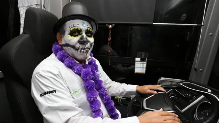 Choferes del Va y Ven celebran el Día de Muertos y alegran a los usuarios