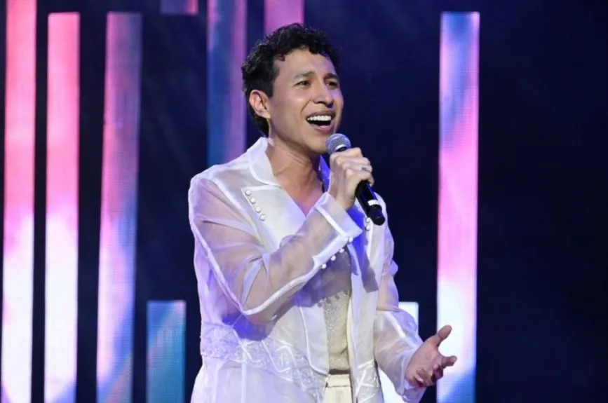Jessy Portillo nos cantó “Así Era Ella” de Cristian Castro, canción que le hizo tener a la crítica Chiquis emociones encontradas, pues piensa que la voz del académico logró destacar en los coros de la canción, sin embargo, Espinoza Paz recordó parte de su historia con la trayectoria de Jessy. “Eres una piedra muy hermosa para pulir y tallar”, fueron las palabras de Arturo López Gavito, quien muy a su manera le dio ánimos al académico.