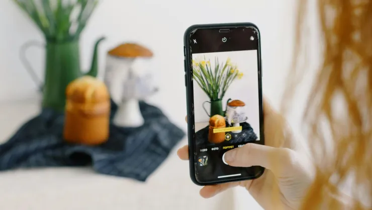 ¿Cuál es la manera correcta de agarrar el celular?
