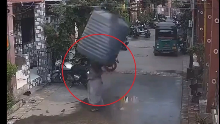 Captan momento en que tinaco cayó sobre una mujer