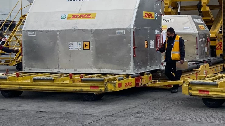 Llegan a México más de un millón de vacunas Pfizer y Sinoavac contra COVID-19