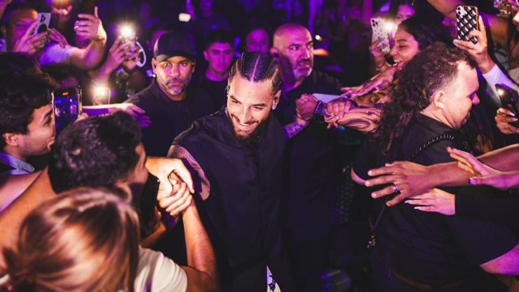 Así reaccionó Maluma después de que una fan intentara besarlo