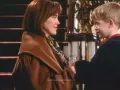 Porque Buzz McCallister te dejó un mensaje; “Puede que todos seamos mayores y más sabios ahora, pero nunca somos demasiado viejos para las travesuras navideñas, así que este año, pasa las fiestas navideñas en casa de mis padres”.
