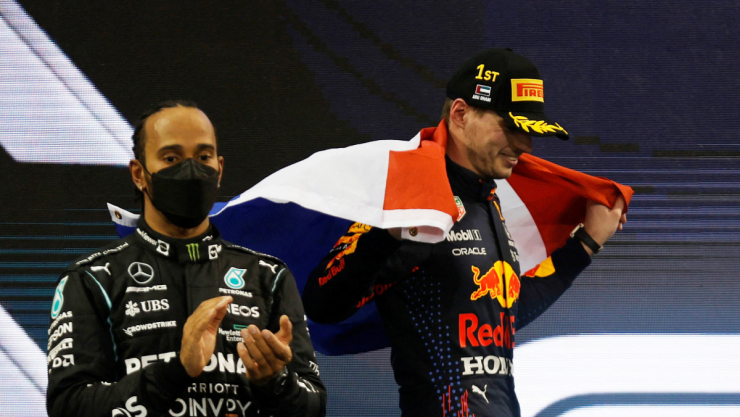 Lewis Hamilton aplaude a Max Verstappen