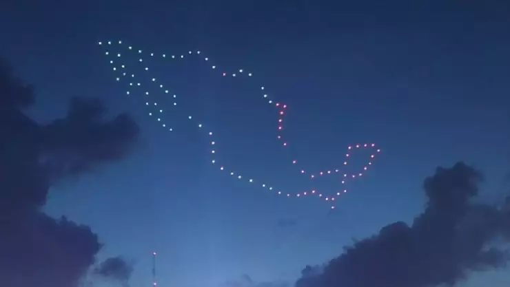 El cielo de Chetumal se ilumina con show de drones por segundo Informe de Gobierno de Mara Lezama.jpg