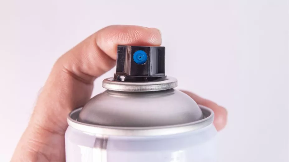 Muere adolescente tras inhalar desodorante en aerosol en su habitación