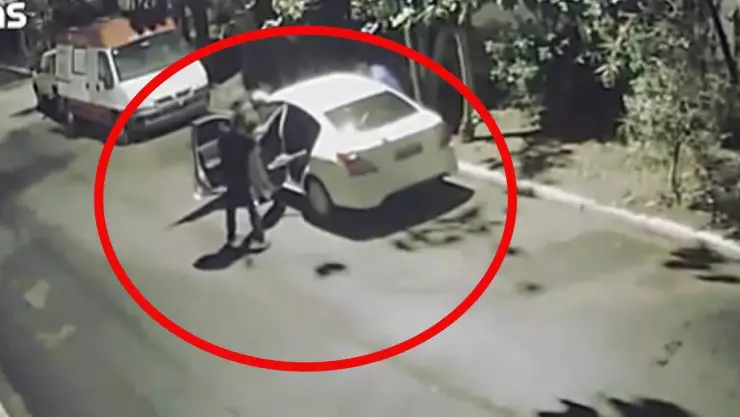 Ladrones sorprenden a pareja teniendo relaciones.