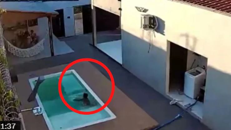 niños caen piscina Brasil