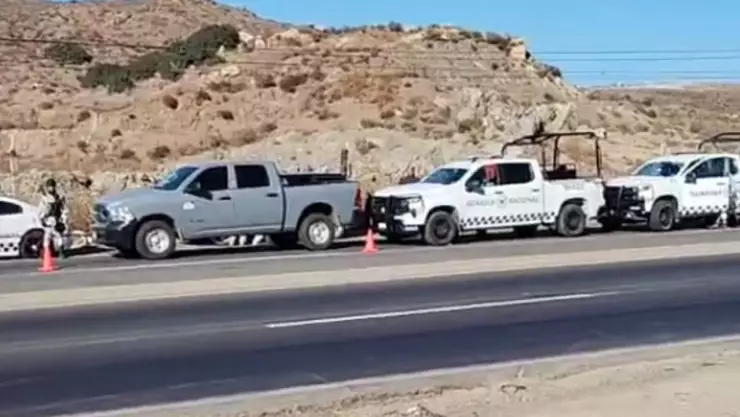 VIDEO: Hallan cuerpos de dos menores en un auto en la carretera Tecate-Tijuana