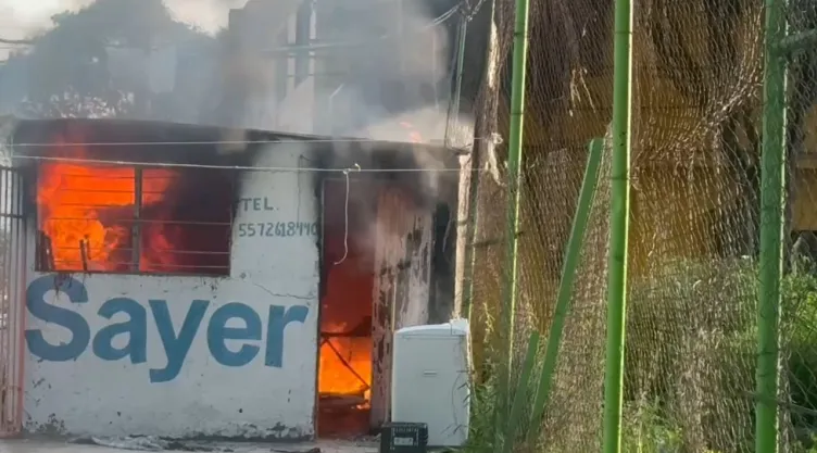 Incendio en cuarto improvisado en Azcapotzalco: Rompen cadenas para combatir las llamas
