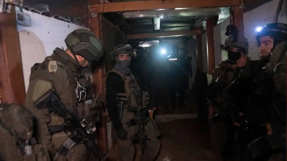 Soldados israelíes en un túnel de Hamás debajo de un cementerio.j