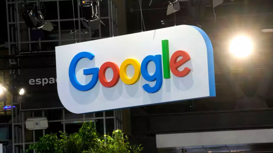 Logo de Google en la muestra Vivatech en París, Francia.