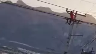 ¡Sin guantes! Hombre AGARRA CABLE DE ALTA TENSIÓN y pierde la vida ELECTROCUTADO inmediatamente (VIDEO SENSIBLE).jpg