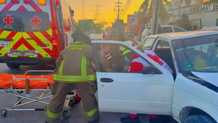 Accidente Cancún hoy: Conductor queda prensado en brutal choque en Av. Huayacán