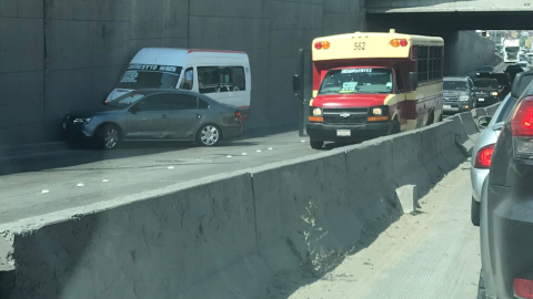 Tráfico pesado en 5 y 10 tras choque por llantera: taxista involucrado