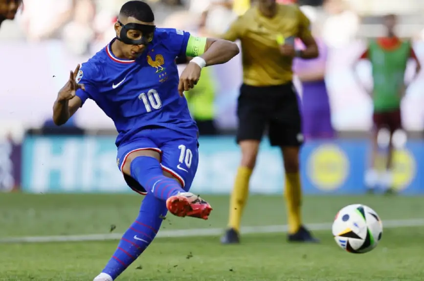 Kylian Mbappé cobrando el penal.jpg