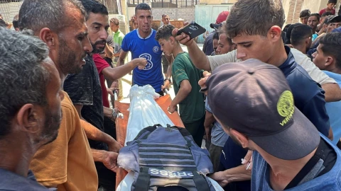Los dolientes llevan el cuerpo del camarógrafo palestino Hussam al-Masri, quien era contratista de Reuters, después de que muriera junto con otros periodistas y personas en ataques israelíes al hospital Nasser, en Khan Younis, en el sur de la Franja de Gaza , el 25 de agosto de 2025