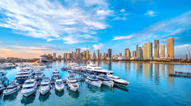 El horizonte de Miami, Florida, durante el amanecer
