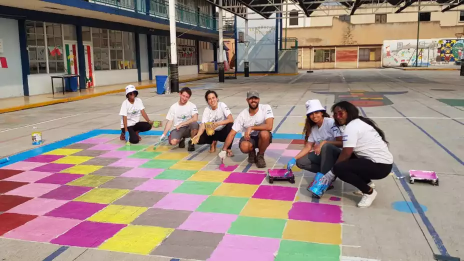 Jóvenes israelíes llenan de color a escuelas primarias de la CDMX