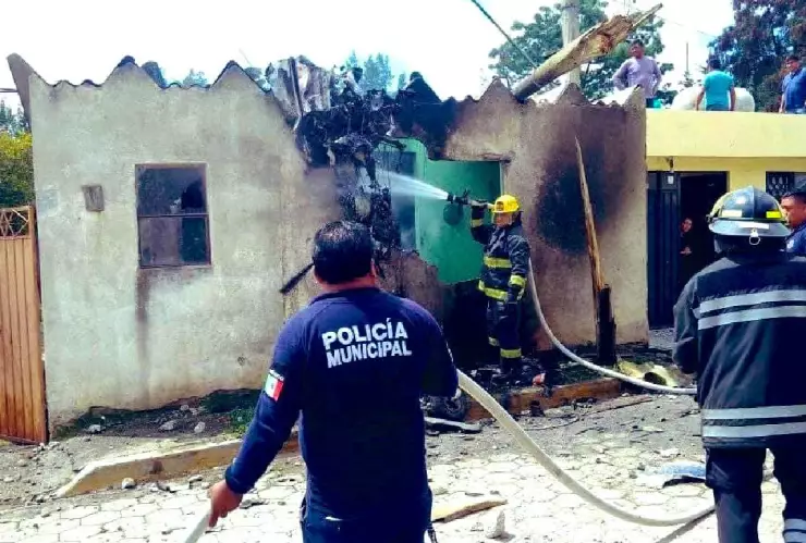El desplome de una avioneta en Felipe Ángeles, Puebla, dejó tres personas muertas.